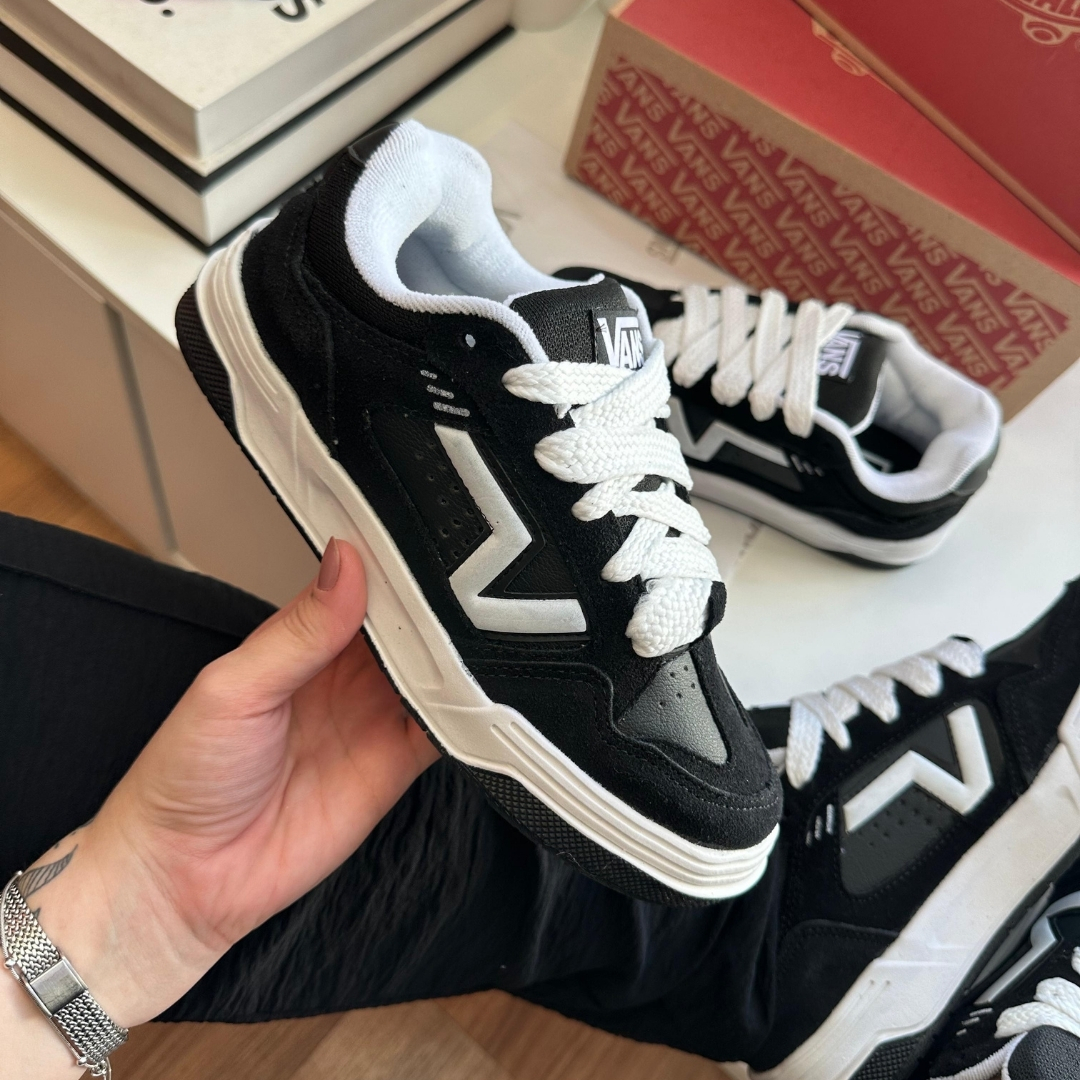 Produto: VANS LOWLAND BLACK